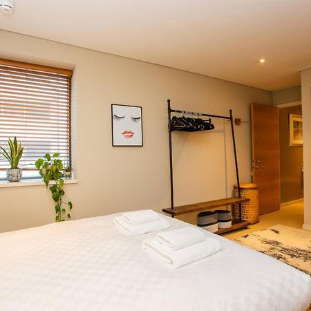 Modern 3 Bedroom Apartment In Paddington ลอนดอน ภายนอก รูปภาพ