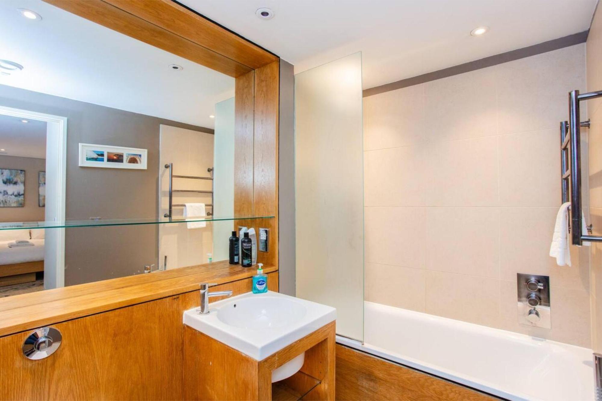 Modern 3 Bedroom Apartment In Paddington ลอนดอน ภายนอก รูปภาพ